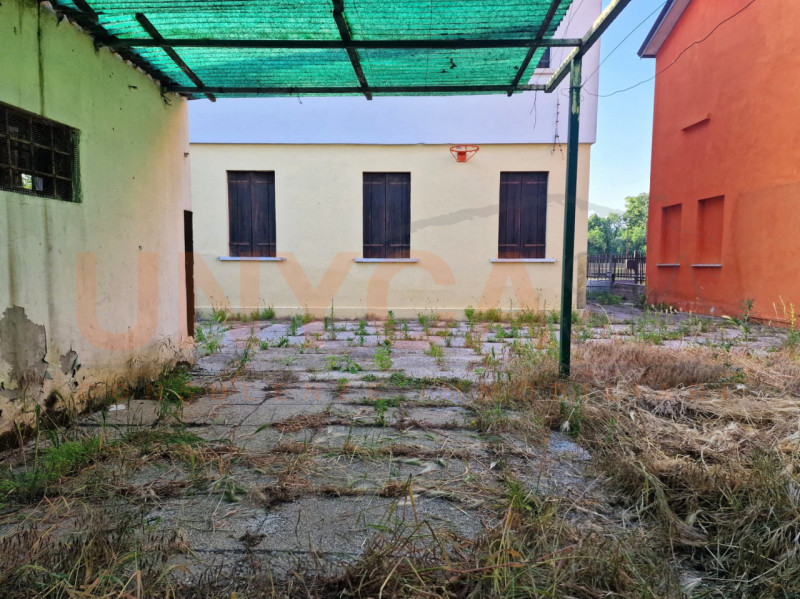 CAVE - Proponiamo in vendita casa singola completamente da ristrutturare, ideale per chi desidera...