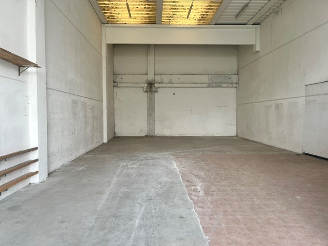 DUE CARRARE zona Terradura vendesi capannone di circa mq.240 compreso di ufficio e bagno di circa...