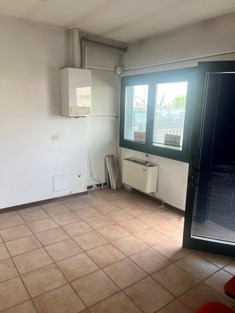 DUE CARRARE zona Terradura vendesi capannone di circa mq.240 compreso di ufficio e bagno di circa...