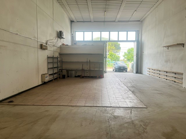 DUE CARRARE zona Terradura vendesi capannone di circa mq.240 compreso di ufficio e bagno di circa...