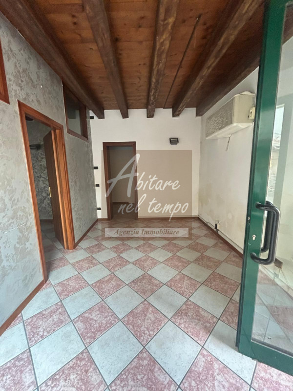 CITTADELLA (PD) – NEGOZIO IN LOCAZIONE

Proponiamo in locazione un negozio di 37 mq al piano terr...