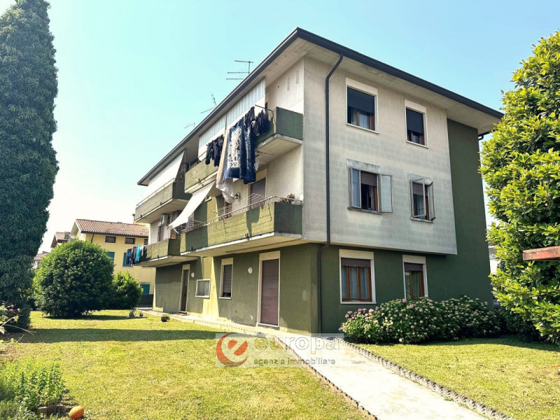 Nella tranquilla zona residenziale di Via Verdi, a Caldogno paese, vendesi un luminoso appartamen...
