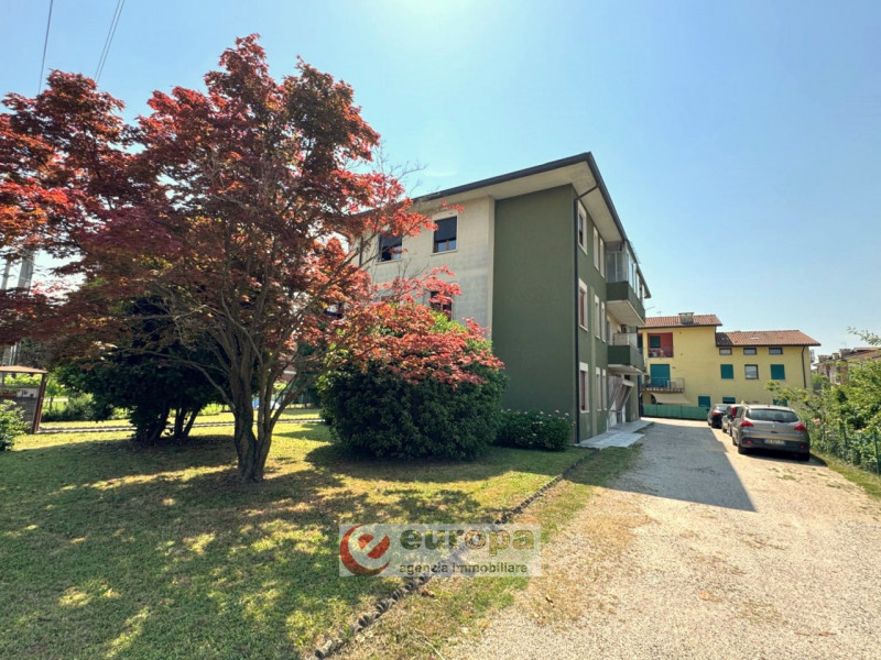 Nella tranquilla zona residenziale di Via Verdi, a Caldogno paese, vendesi un luminoso appartamen...