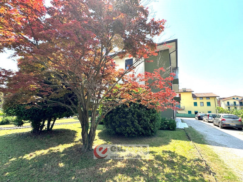 Nella tranquilla zona residenziale di Via Verdi, a Caldogno paese, vendesi un luminoso appartamen...