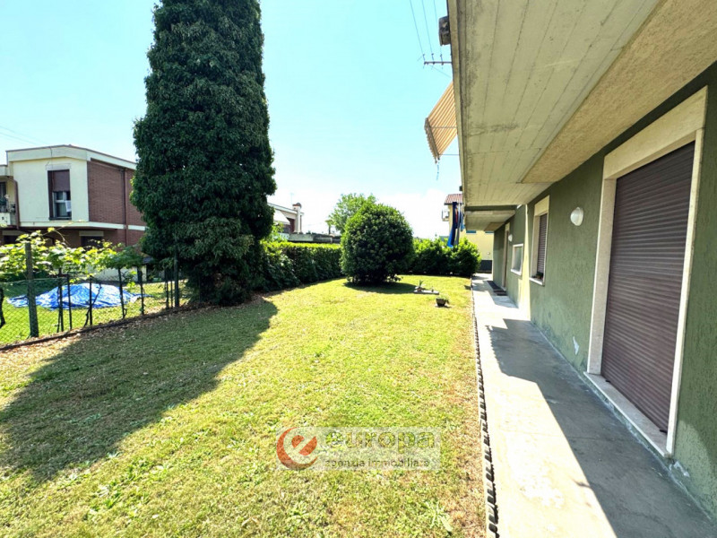 Nella tranquilla zona residenziale di Via Verdi, a Caldogno paese, vendesi un luminoso appartamen...