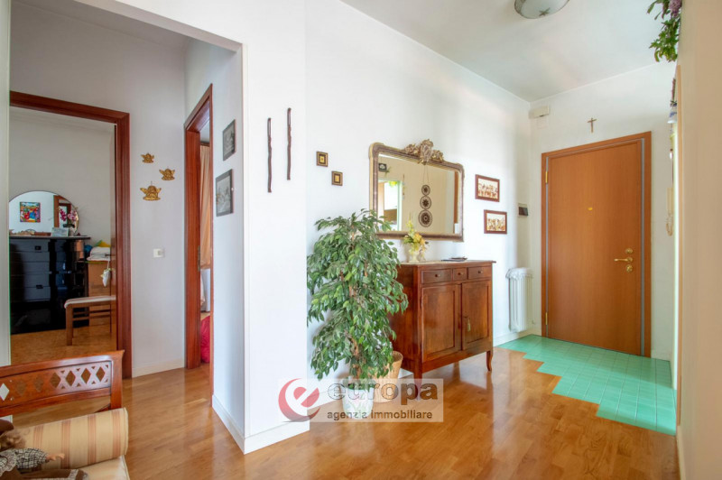 Nella tranquilla zona residenziale di Via Verdi, a Caldogno paese, vendesi un luminoso appartamen...