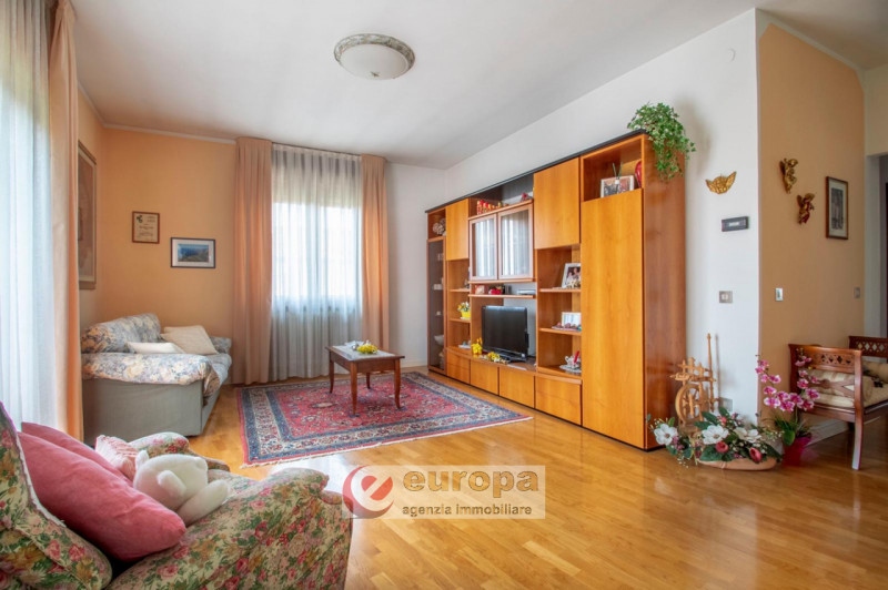 Nella tranquilla zona residenziale di Via Verdi, a Caldogno paese, vendesi un luminoso appartamen...