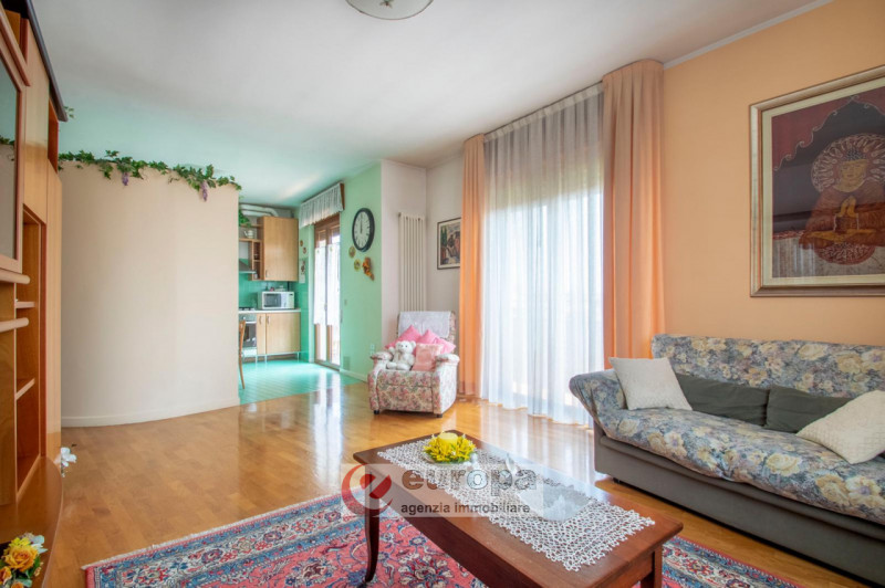 Nella tranquilla zona residenziale di Via Verdi, a Caldogno paese, vendesi un luminoso appartamen...
