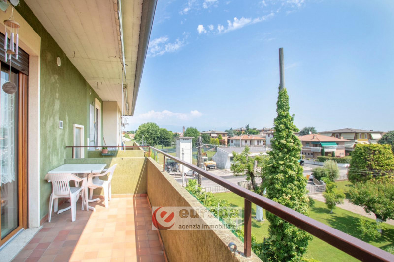 Nella tranquilla zona residenziale di Via Verdi, a Caldogno paese, vendesi un luminoso appartamen...
