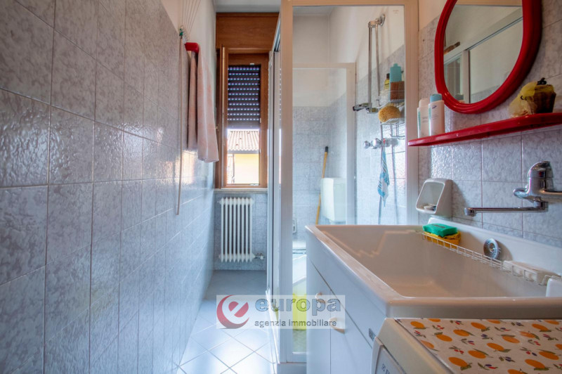 Nella tranquilla zona residenziale di Via Verdi, a Caldogno paese, vendesi un luminoso appartamen...