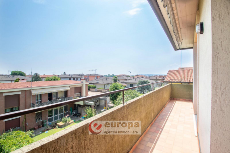 Nella tranquilla zona residenziale di Via Verdi, a Caldogno paese, vendesi un luminoso appartamen...