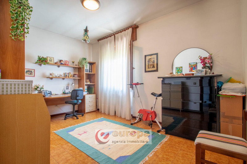 Nella tranquilla zona residenziale di Via Verdi, a Caldogno paese, vendesi un luminoso appartamen...