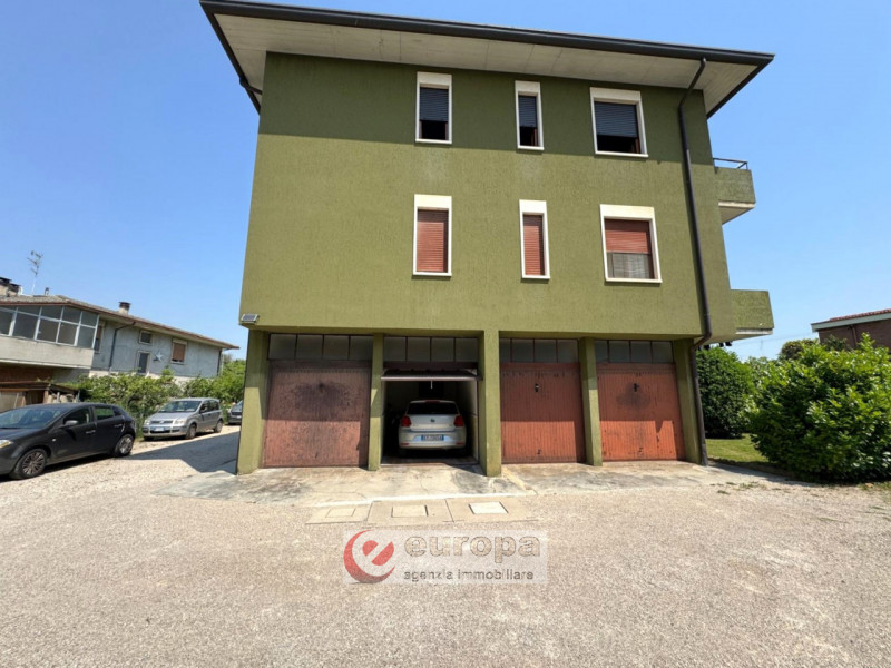 Nella tranquilla zona residenziale di Via Verdi, a Caldogno paese, vendesi un luminoso appartamen...