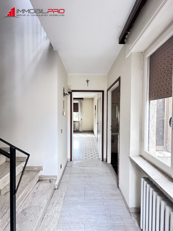 Scopri questa interessante porzione di testa di casa a schiera situata nella zona centrale del pi...