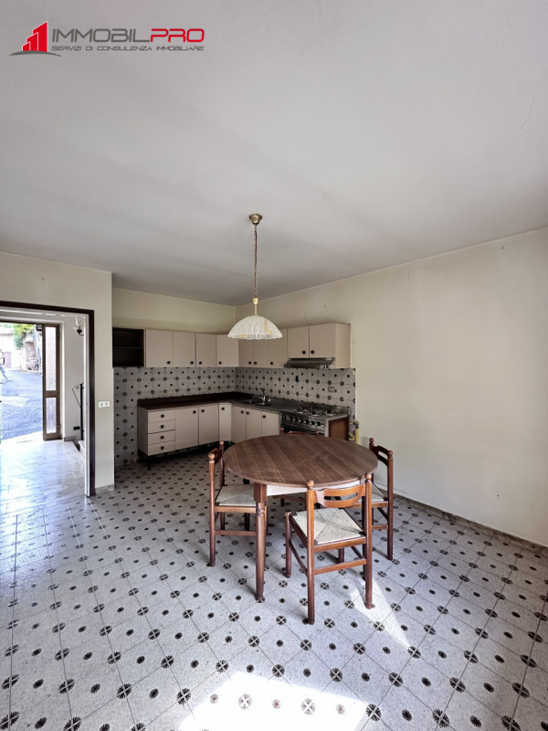 Scopri questa interessante porzione di testa di casa a schiera situata nella zona centrale del pi...