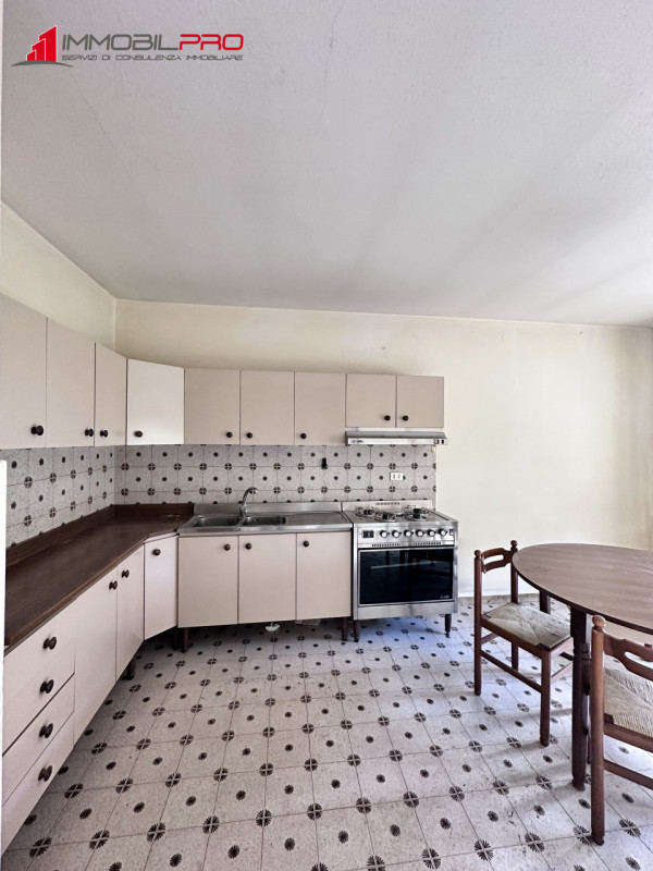 Scopri questa interessante porzione di testa di casa a schiera situata nella zona centrale del pi...
