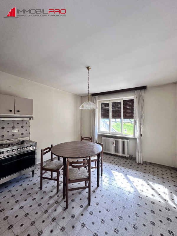 Scopri questa interessante porzione di testa di casa a schiera situata nella zona centrale del pi...