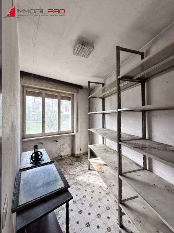 Scopri questa interessante porzione di testa di casa a schiera situata nella zona centrale del pi...