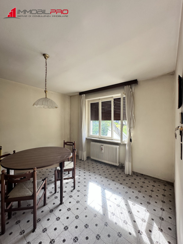 Scopri questa interessante porzione di testa di casa a schiera situata nella zona centrale del pi...