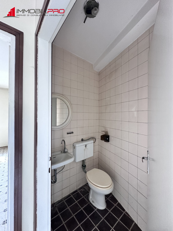 Scopri questa interessante porzione di testa di casa a schiera situata nella zona centrale del pi...