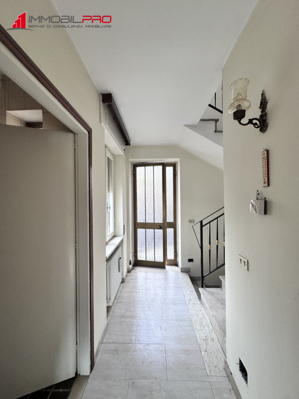 Scopri questa interessante porzione di testa di casa a schiera situata nella zona centrale del pi...