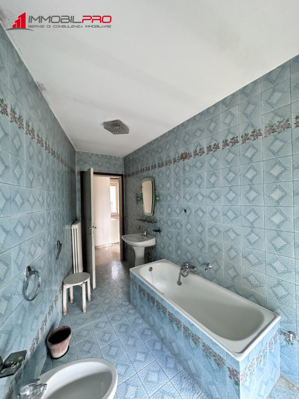 Scopri questa interessante porzione di testa di casa a schiera situata nella zona centrale del pi...