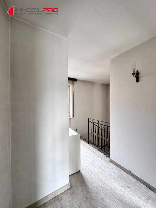 Scopri questa interessante porzione di testa di casa a schiera situata nella zona centrale del pi...