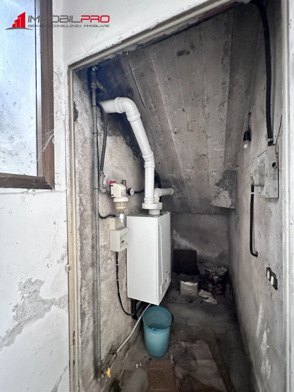 Scopri questa interessante porzione di testa di casa a schiera situata nella zona centrale del pi...