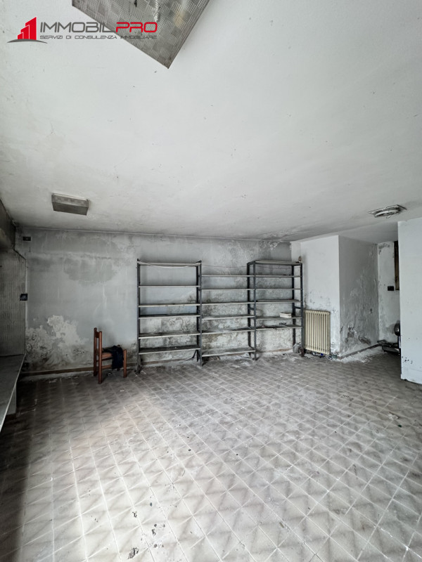 Scopri questa interessante porzione di testa di casa a schiera situata nella zona centrale del pi...