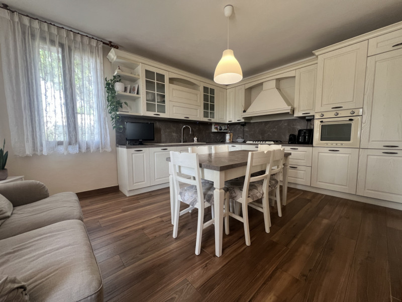 A pochi passi dal centro di Marsango, proponiamo in vendita una splendida porzione di casa bifami...