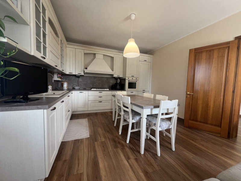 A pochi passi dal centro di Marsango, proponiamo in vendita una splendida porzione di casa bifami...