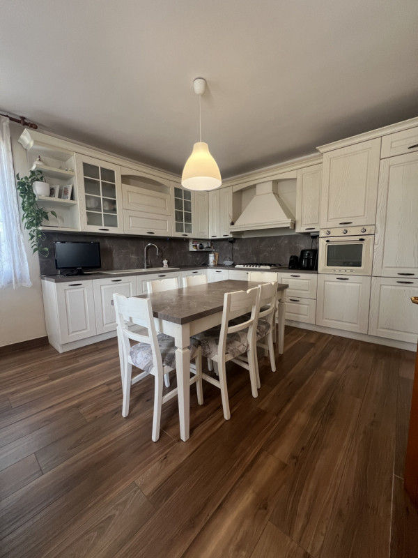 A pochi passi dal centro di Marsango, proponiamo in vendita una splendida porzione di casa bifami...