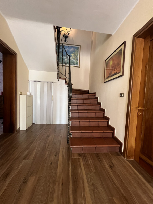 A pochi passi dal centro di Marsango, proponiamo in vendita una splendida porzione di casa bifami...