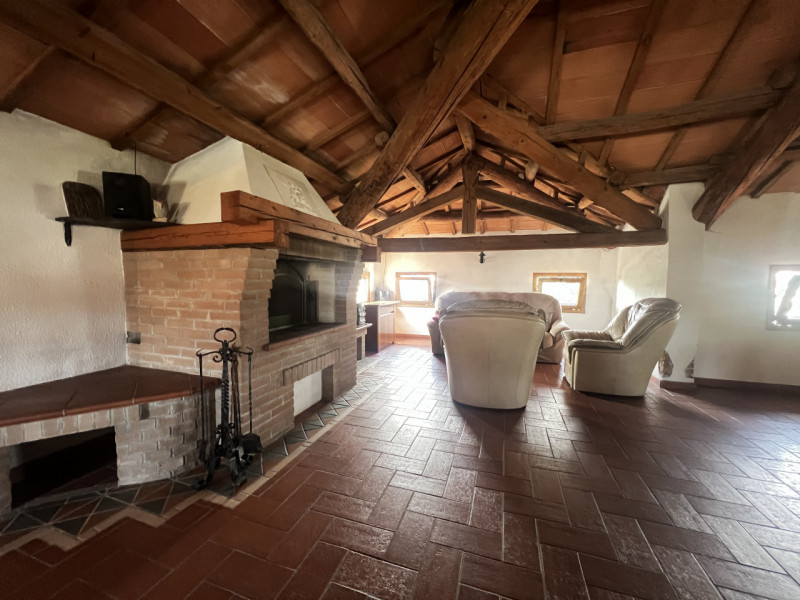 A pochi passi dal centro di Marsango, proponiamo in vendita una splendida porzione di casa bifami...