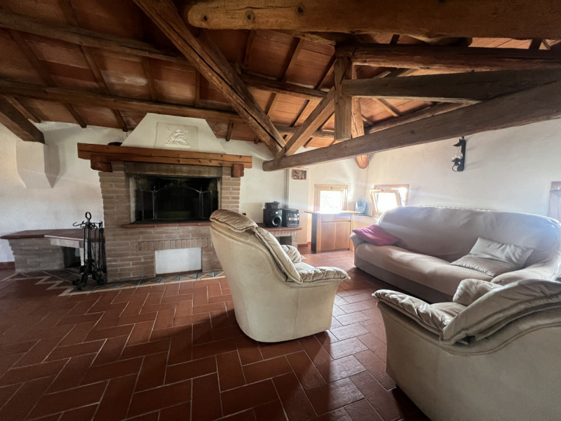A pochi passi dal centro di Marsango, proponiamo in vendita una splendida porzione di casa bifami...