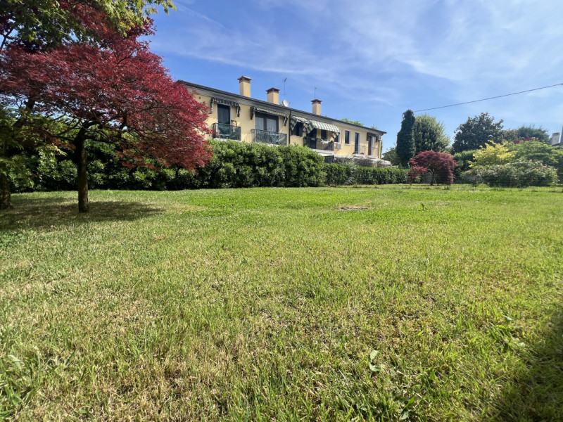 A pochi passi dal centro di Marsango, proponiamo in vendita una splendida porzione di casa bifami...