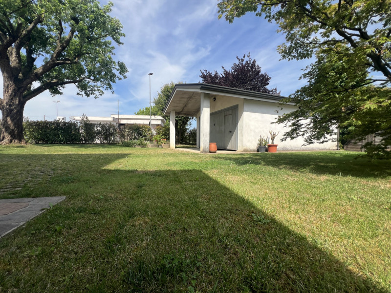 A pochi passi dal centro di Marsango, proponiamo in vendita una splendida porzione di casa bifami...