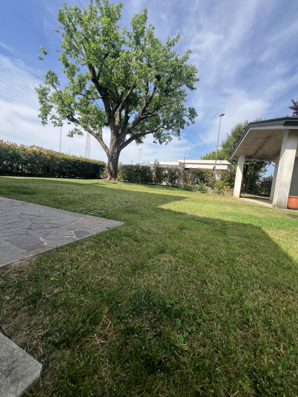 A pochi passi dal centro di Marsango, proponiamo in vendita una splendida porzione di casa bifami...