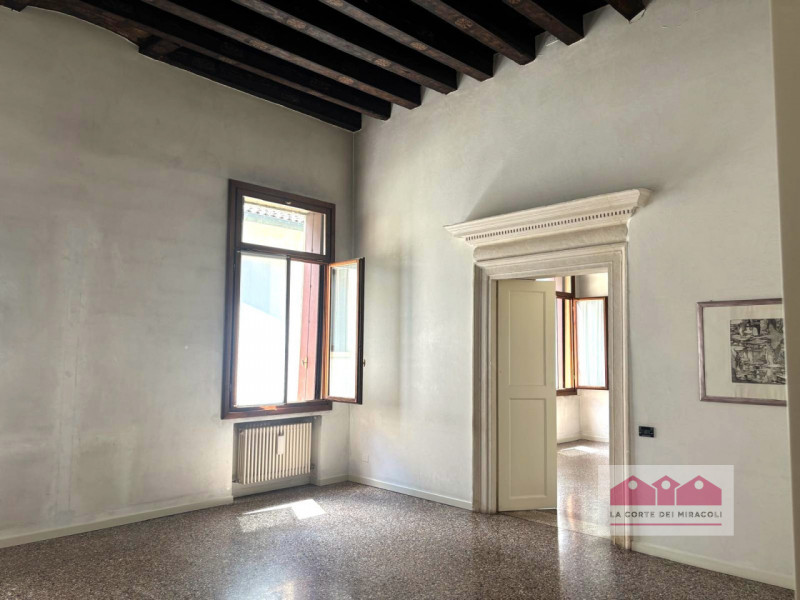 CENTRO STORICO: ESCLUSIVO UFFICIO DI RAPPRESENTANZA SITUATO ALL’INTERNO DI UNO SPLENDIDO PALAZZO ...