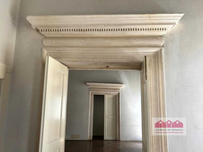 CENTRO STORICO: ESCLUSIVO UFFICIO DI RAPPRESENTANZA SITUATO ALL’INTERNO DI UNO SPLENDIDO PALAZZO ...