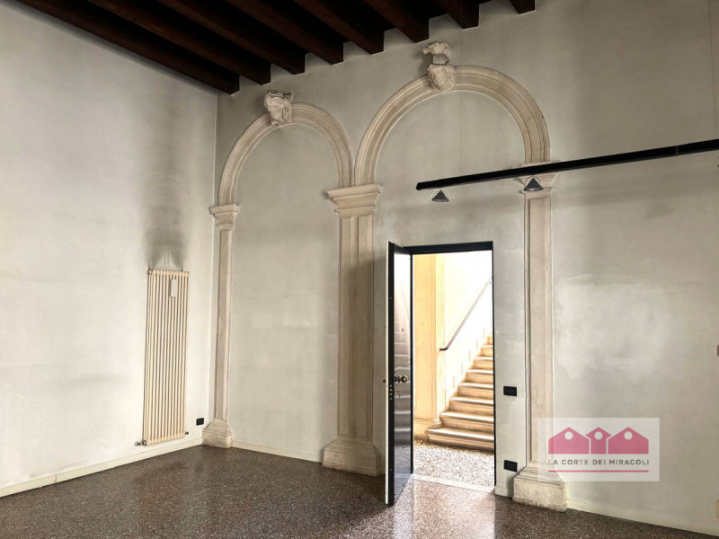 CENTRO STORICO: ESCLUSIVO UFFICIO DI RAPPRESENTANZA SITUATO ALL’INTERNO DI UNO SPLENDIDO PALAZZO ...