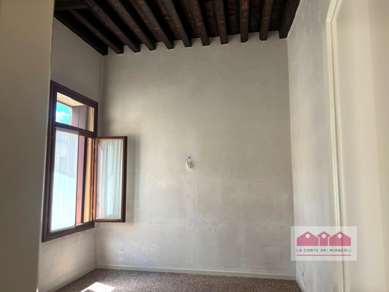 CENTRO STORICO: ESCLUSIVO UFFICIO DI RAPPRESENTANZA SITUATO ALL’INTERNO DI UNO SPLENDIDO PALAZZO ...