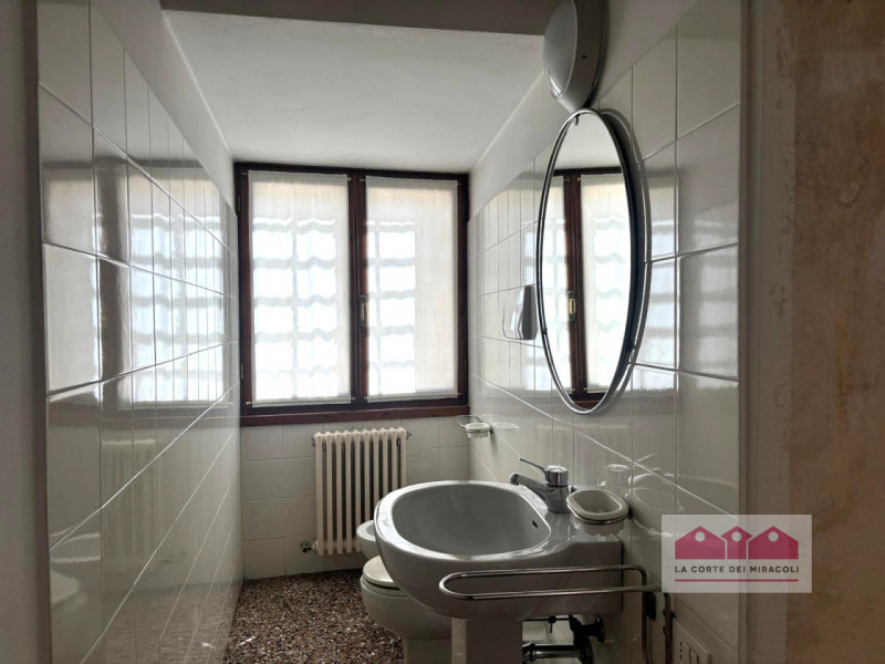 CENTRO STORICO: ESCLUSIVO UFFICIO DI RAPPRESENTANZA SITUATO ALL’INTERNO DI UNO SPLENDIDO PALAZZO ...