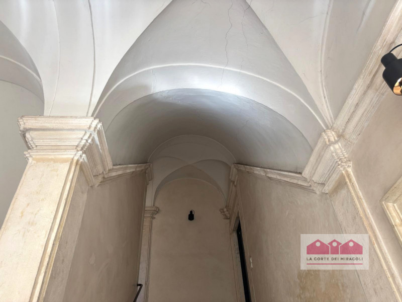 CENTRO STORICO: ESCLUSIVO UFFICIO DI RAPPRESENTANZA SITUATO ALL’INTERNO DI UNO SPLENDIDO PALAZZO ...