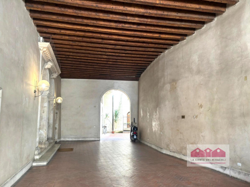 CENTRO STORICO: ESCLUSIVO UFFICIO DI RAPPRESENTANZA SITUATO ALL’INTERNO DI UNO SPLENDIDO PALAZZO ...