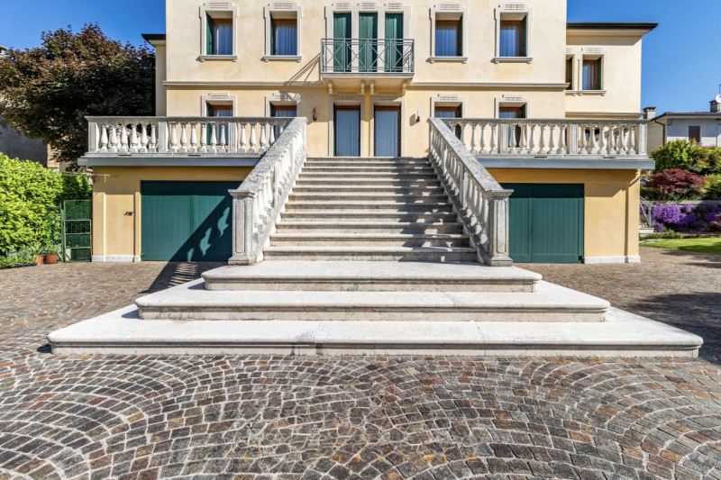 (Per INFO Giovanni 3888920530) NOSTRA ESCLUSIVA. A Quero, nel cuore del centro storico, vi presen...