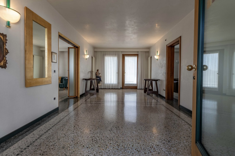 (Per INFO Giovanni 3888920530) NOSTRA ESCLUSIVA. A Quero, nel cuore del centro storico, vi presen...