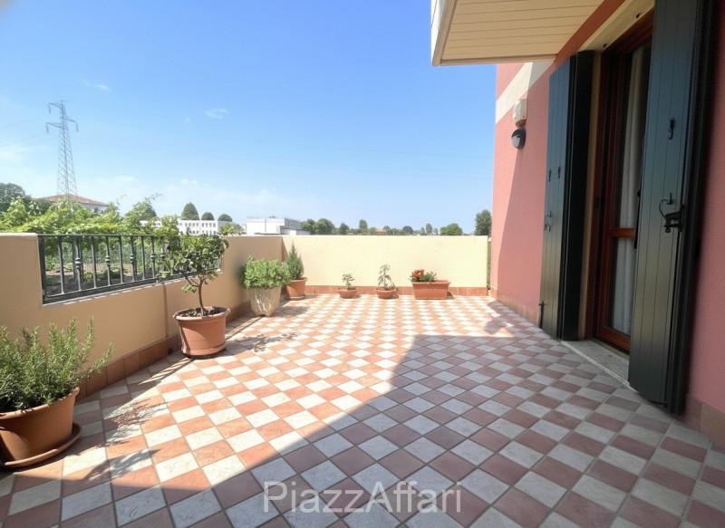 In centro del paese, miniappartamento al piano terra con ampio terrazzo/solarium abitabile e di i...