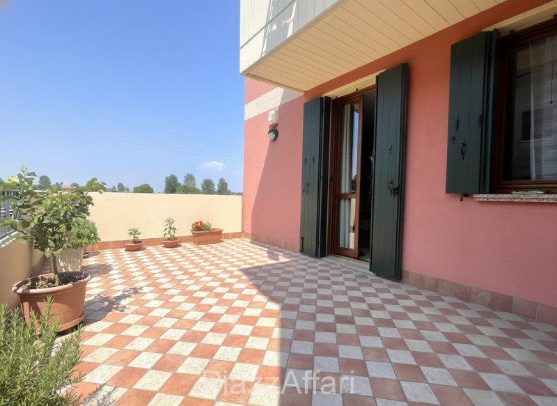 In centro del paese, miniappartamento al piano terra con ampio terrazzo/solarium abitabile e di i...