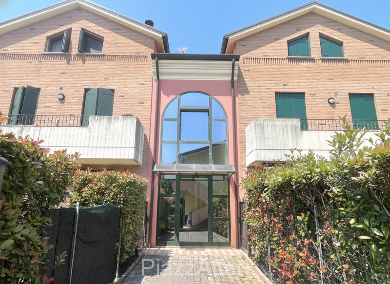 In centro del paese, miniappartamento al piano terra con ampio terrazzo/solarium abitabile e di i...